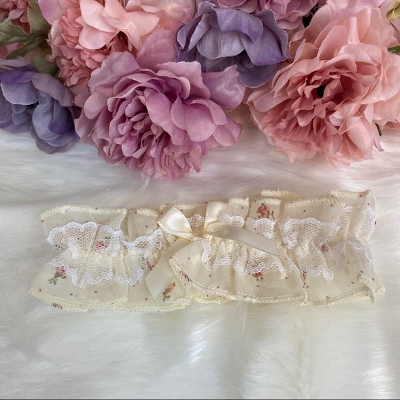 Retro Cream Lingerie Set Top with Panties & Garter - Picture 13 of 15